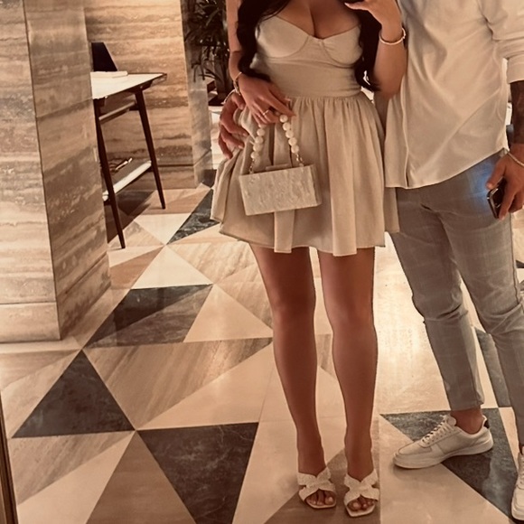 Meshki stunning linen dress with sexy back detail - Picture 7 of 8